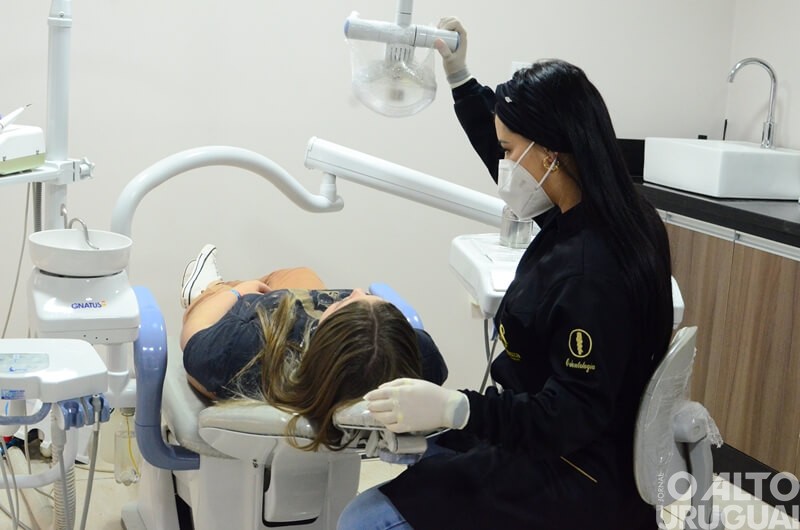 Lentes de contato dentais: a tendência entre as celebridades que também pode mudar o seu sorriso