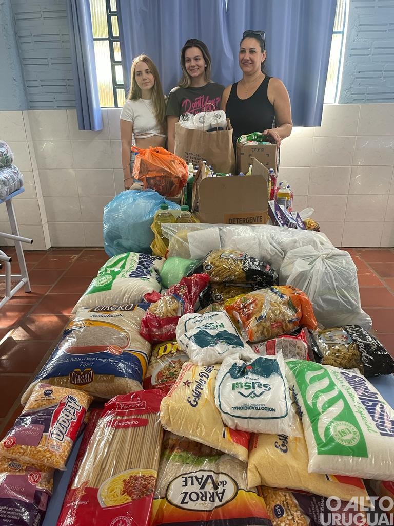 URI/FW entrega doações a entidades filantrópicas da região