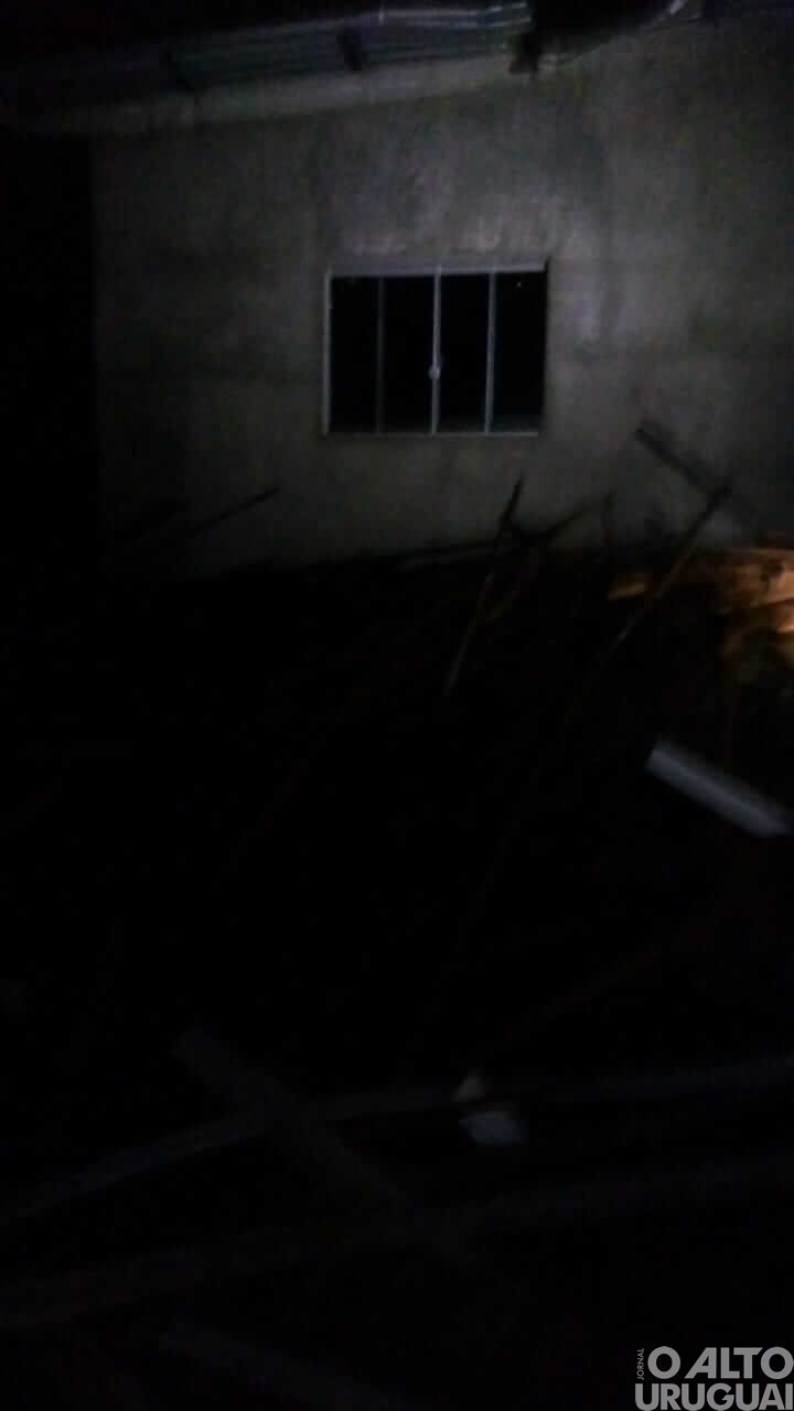 Temporal causa destruição em Pinheirinho do Vale