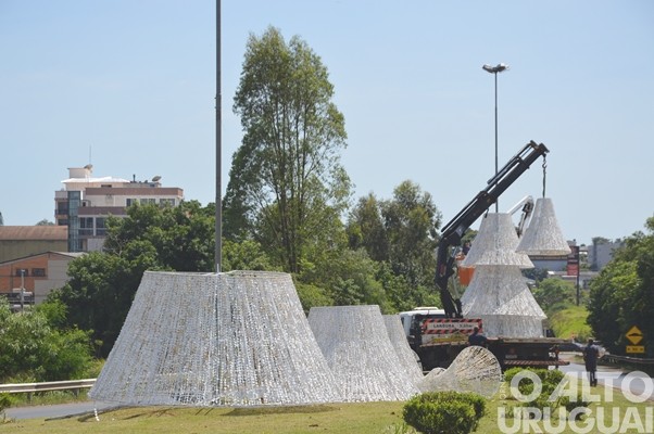 Inicia a instalação dos enfeites do Frederico em Luz