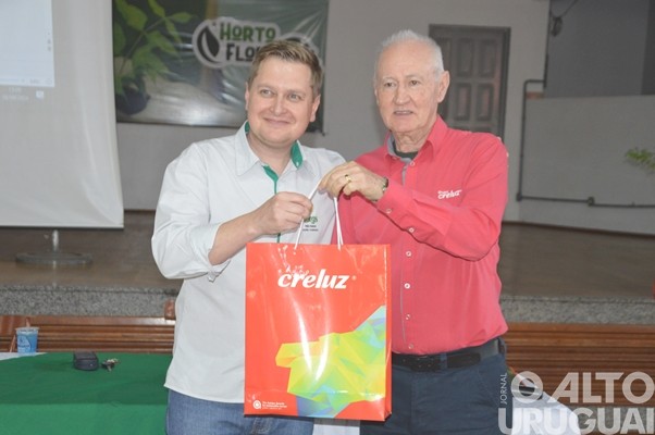 Evento realizado pela Creluz em Pinhal marca o Dia da Árvore