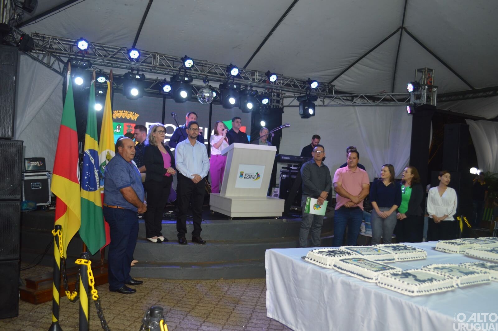 Rodeio Bonito: corte de bolo de 100 kg marca aniversário do município