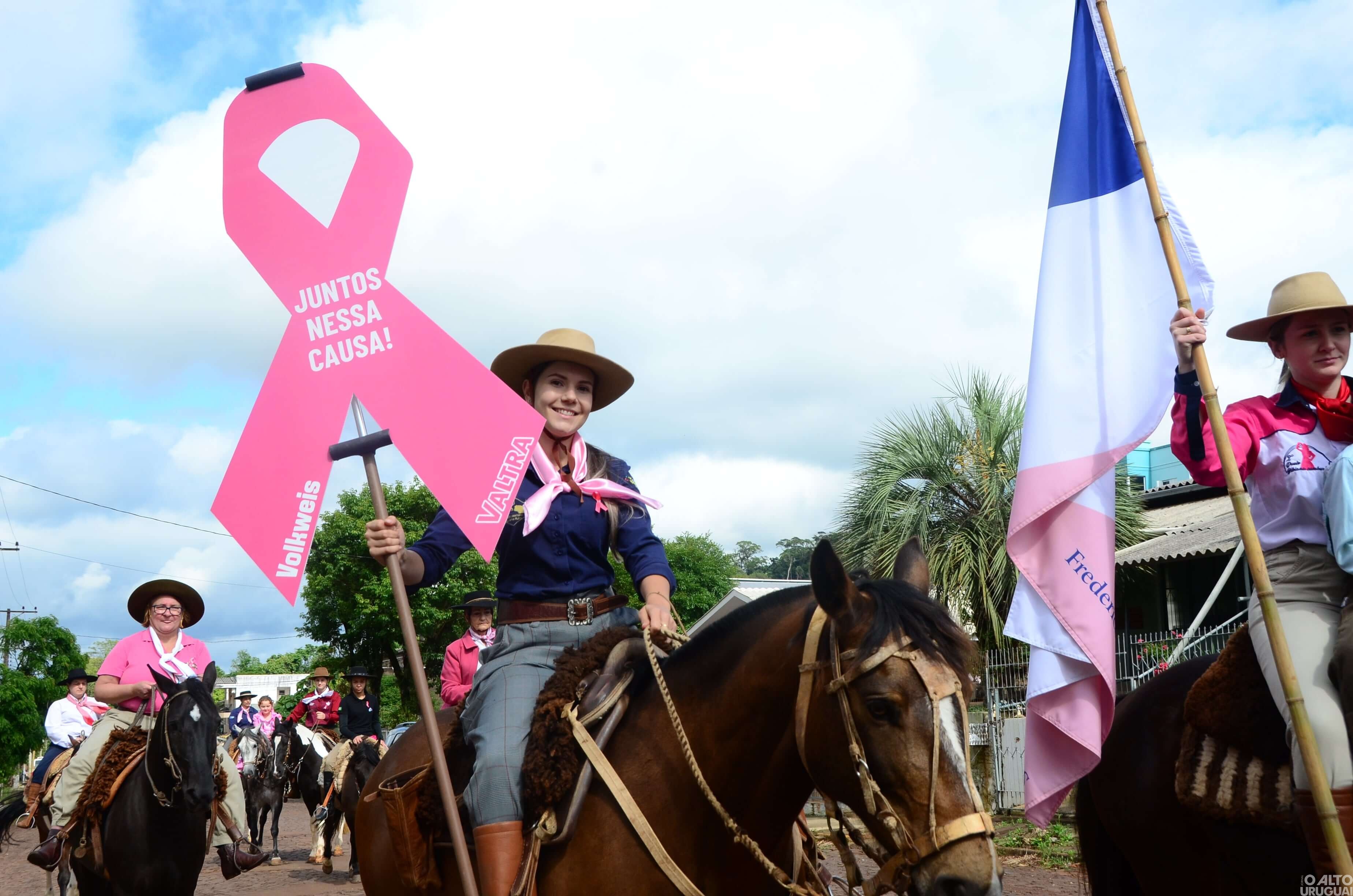 CTG Rodeio da Querência promove cavalgada alusiva ao Outubro Rosa