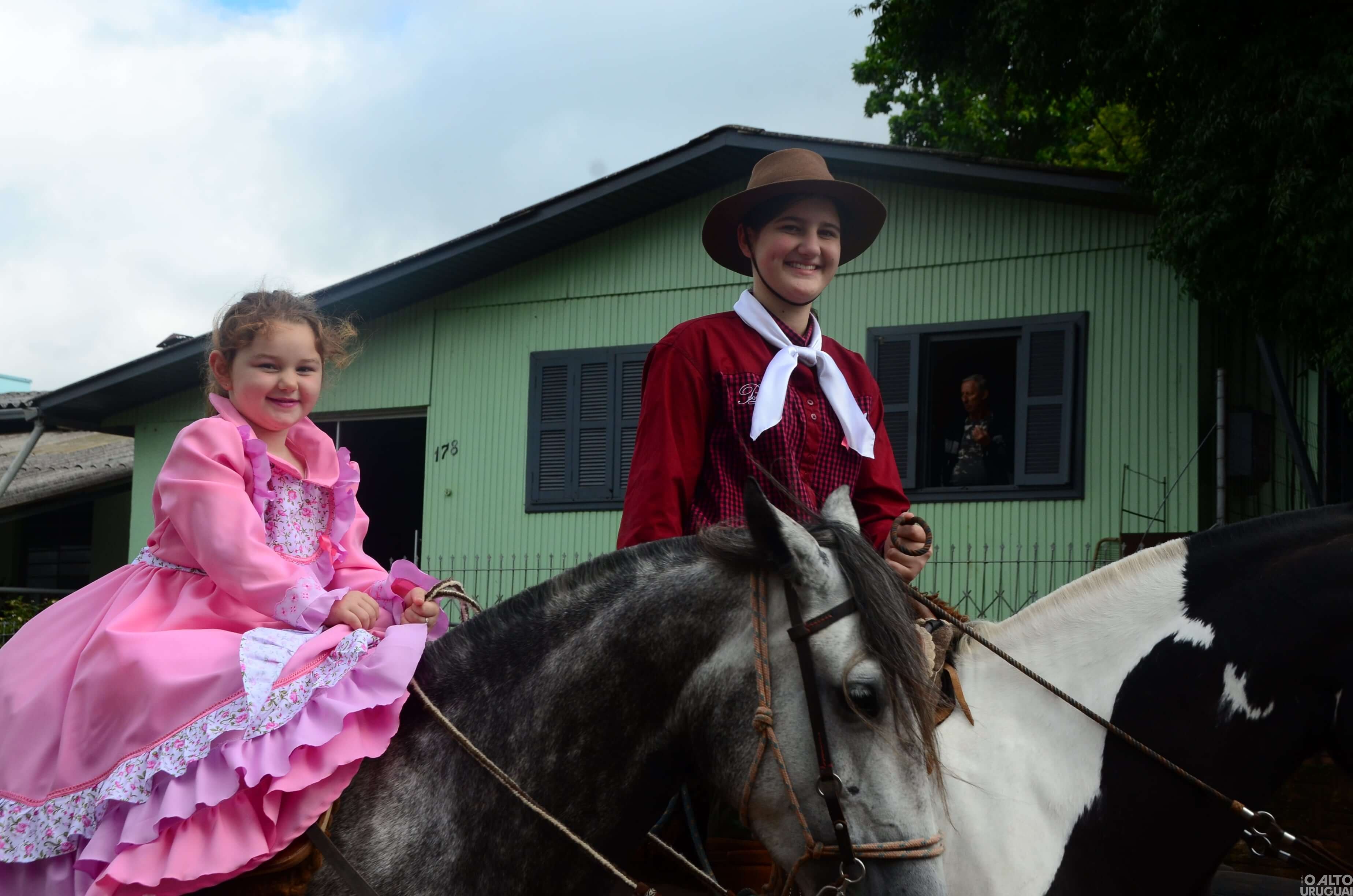 CTG Rodeio da Querência promove cavalgada alusiva ao Outubro Rosa