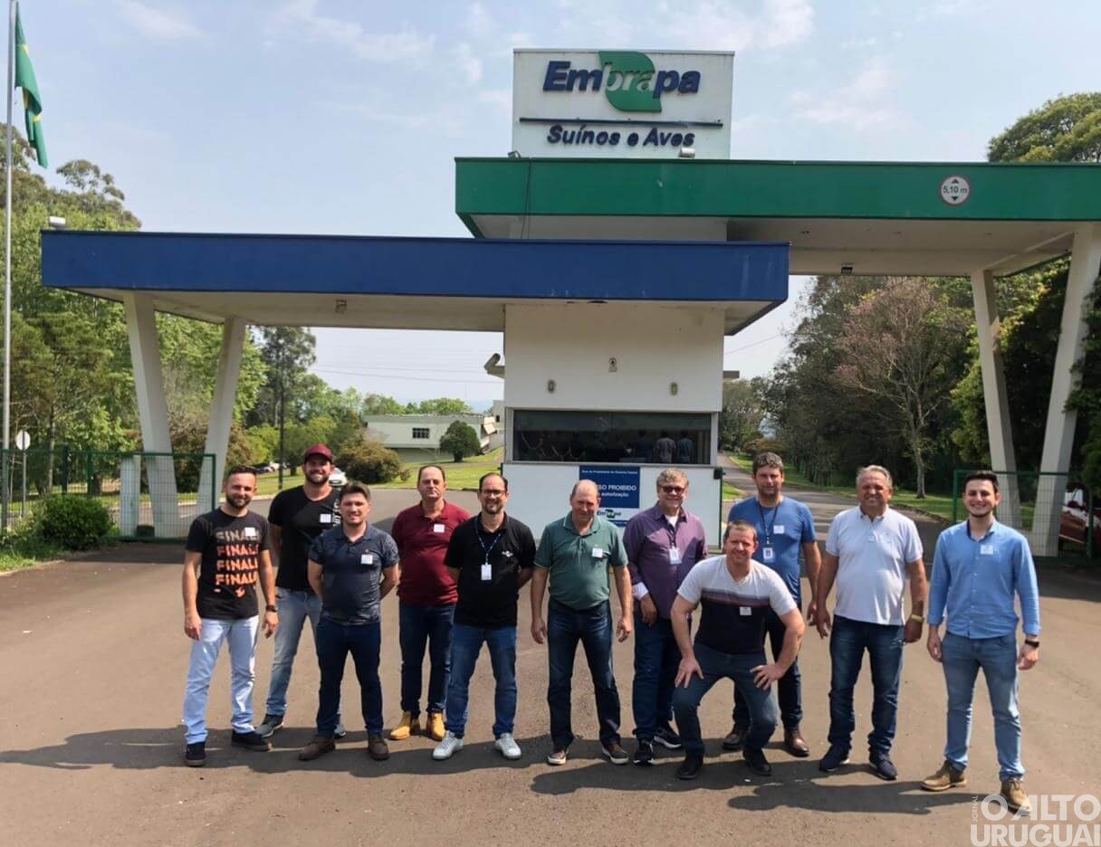 Comitiva de Palmitinho conhece sistema de biodigestores