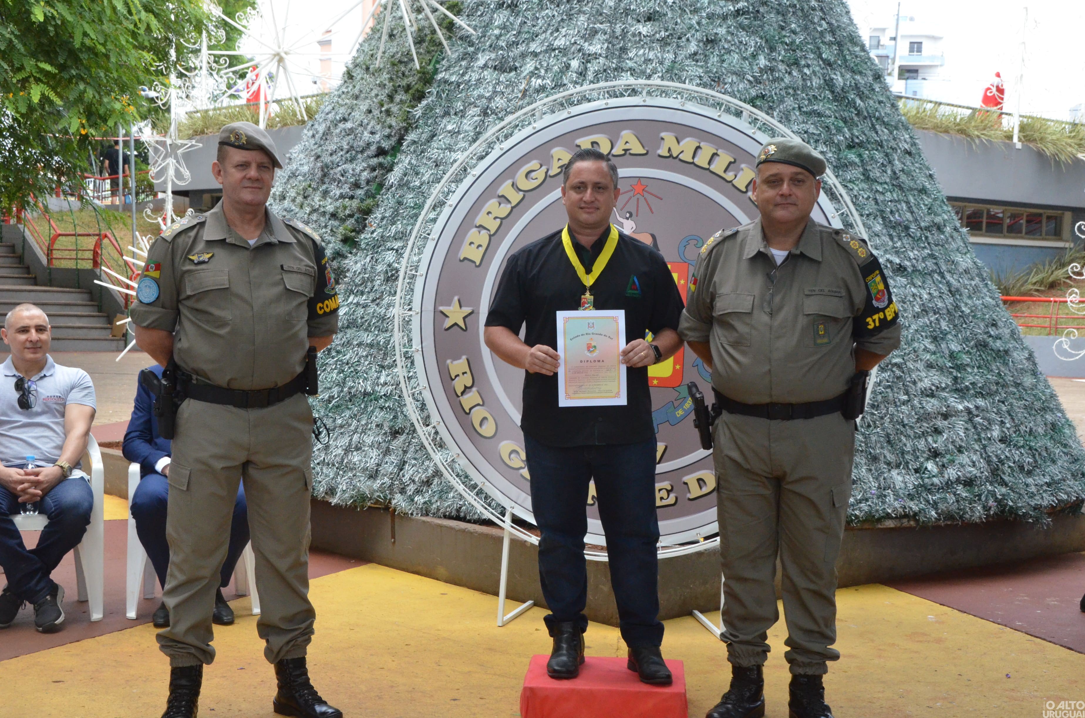 37º BPM realiza cerimônia de entrega de comendas a homenageados