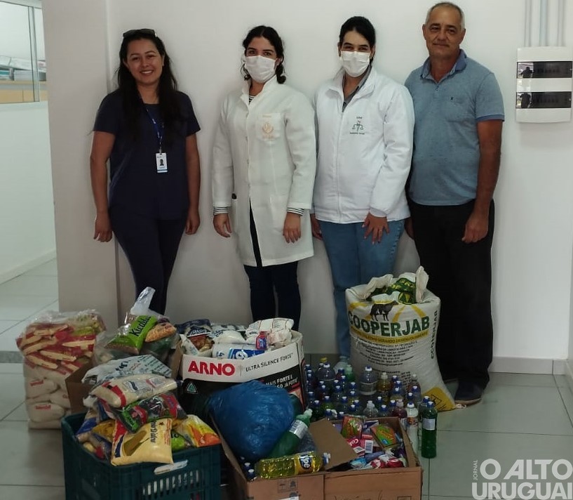 URI/FW entrega doações a entidades filantrópicas da região