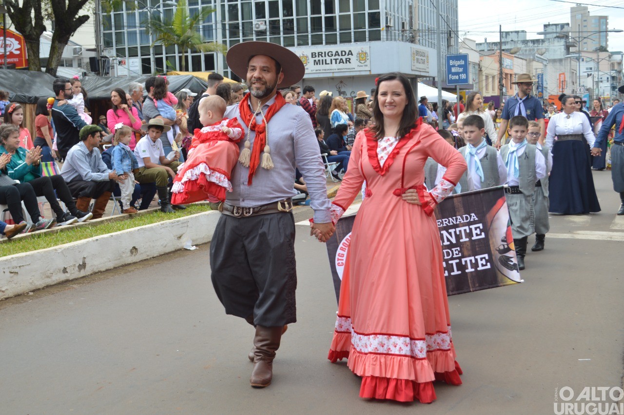 Desfile Farroupilha encerra festejos de FW