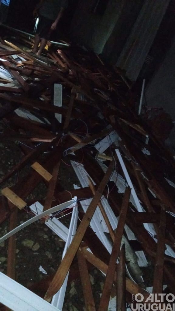 Temporal causa destruição em Pinheirinho do Vale