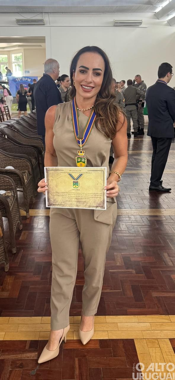 Delegada Aline Dequi Palma recebe Comenda do CRPO Alto Jacuí