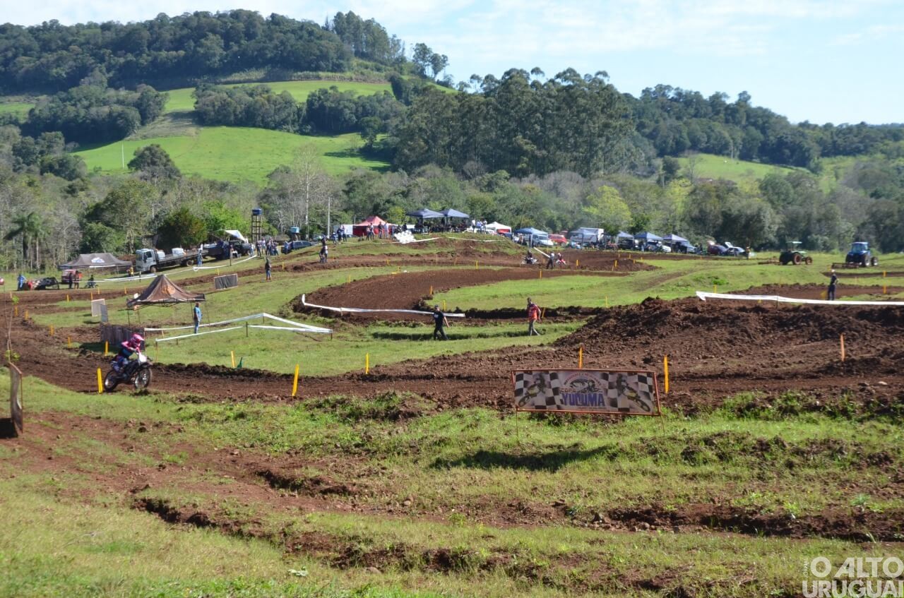 Pilotos do RS e SC disputam provas de velocross em Taquaruçu do Sul