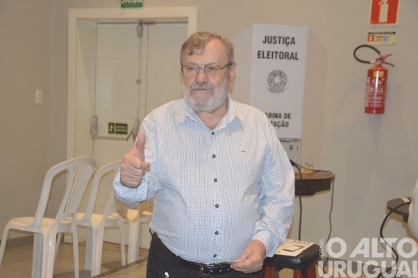 Orlando Girardi vota no Clube Harmonia