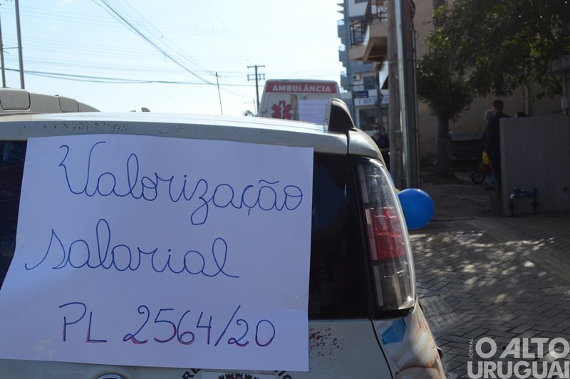 Profissionais de enfermagem promovem carreata