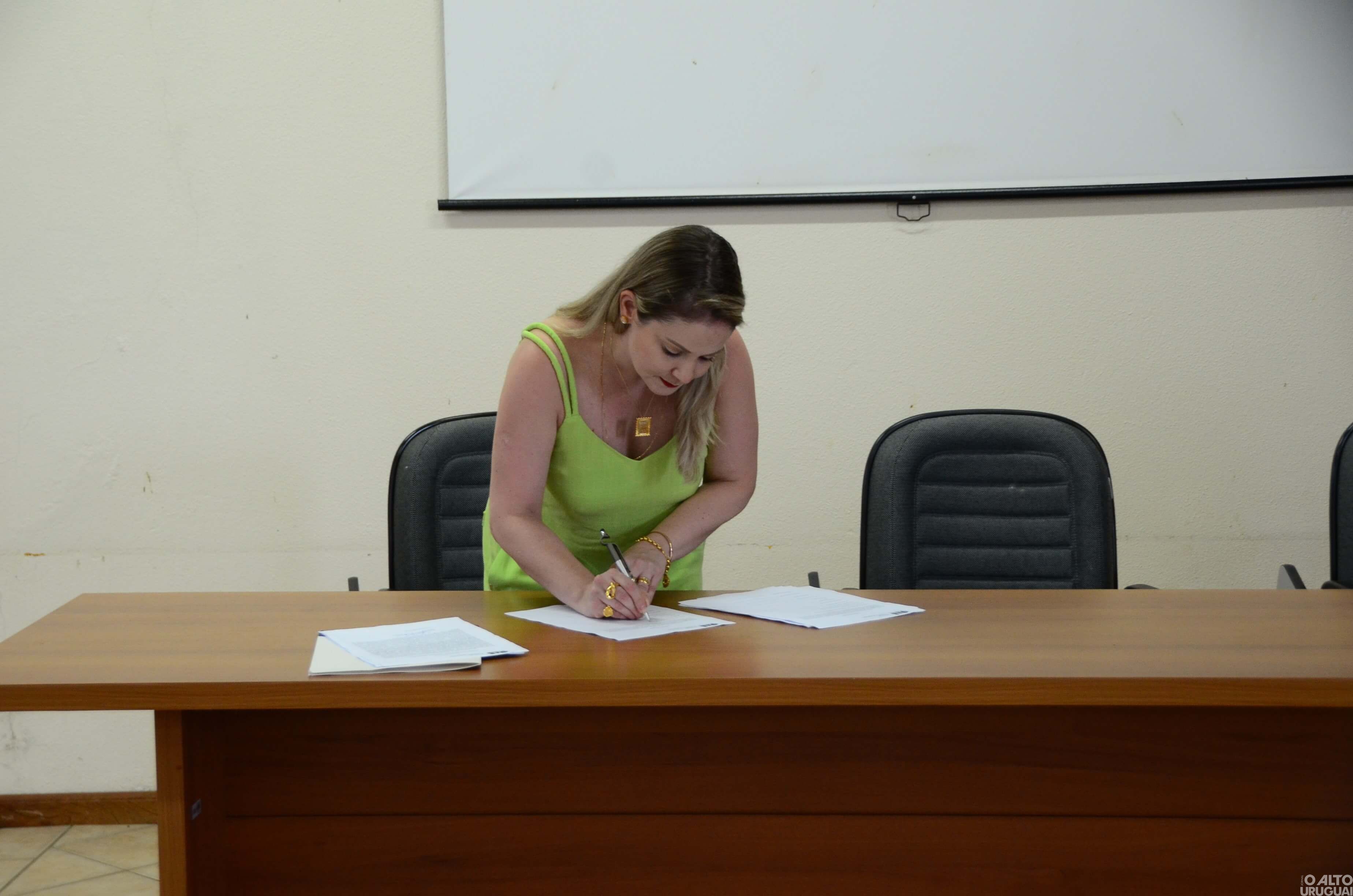 Nova diretoria da Subseção de FW da OAB assina termo de posse