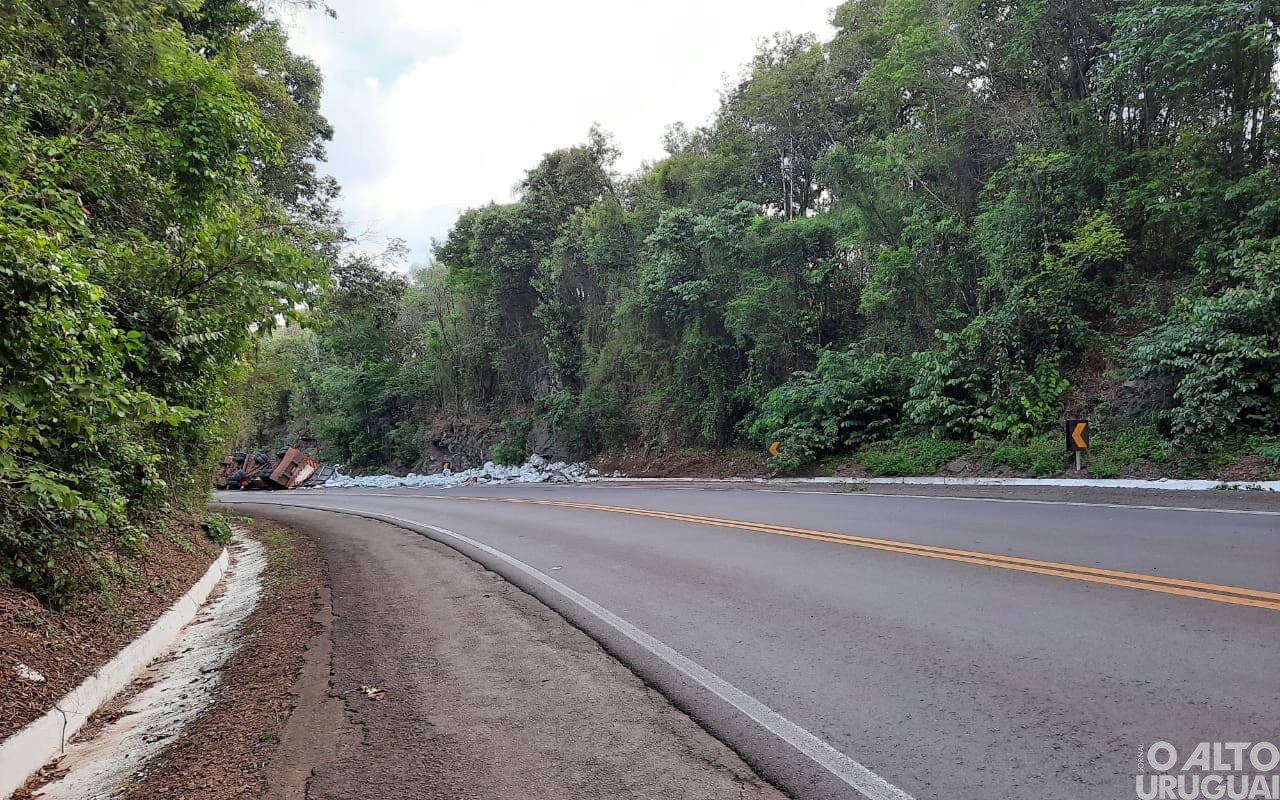 Caminhão carregado tomba na BR-386 em FW