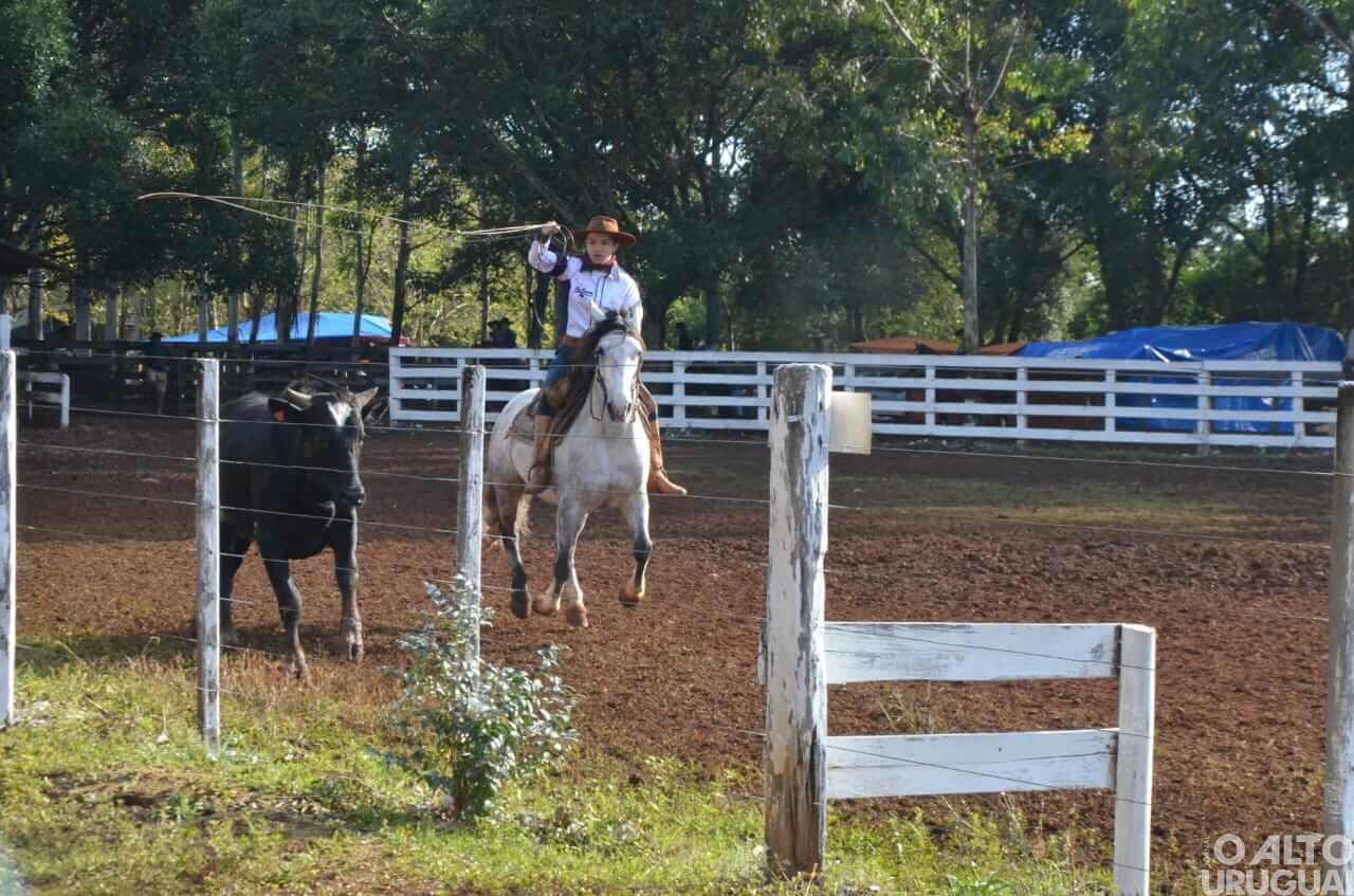 Mulheres dão show no Duelo de Prendas Bibiana Cambará nas provas do Rodeio Crioulo de FW
