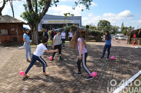 Crianças do Projeto Girassol celebram Semana Farroupilha em Caiçara