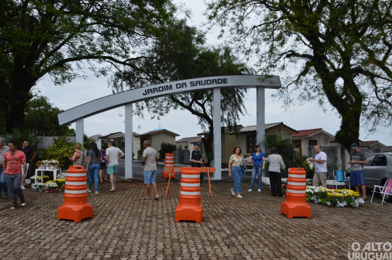 Centenas de pessoas homenageiam entes falecidos neste Dia de Finados