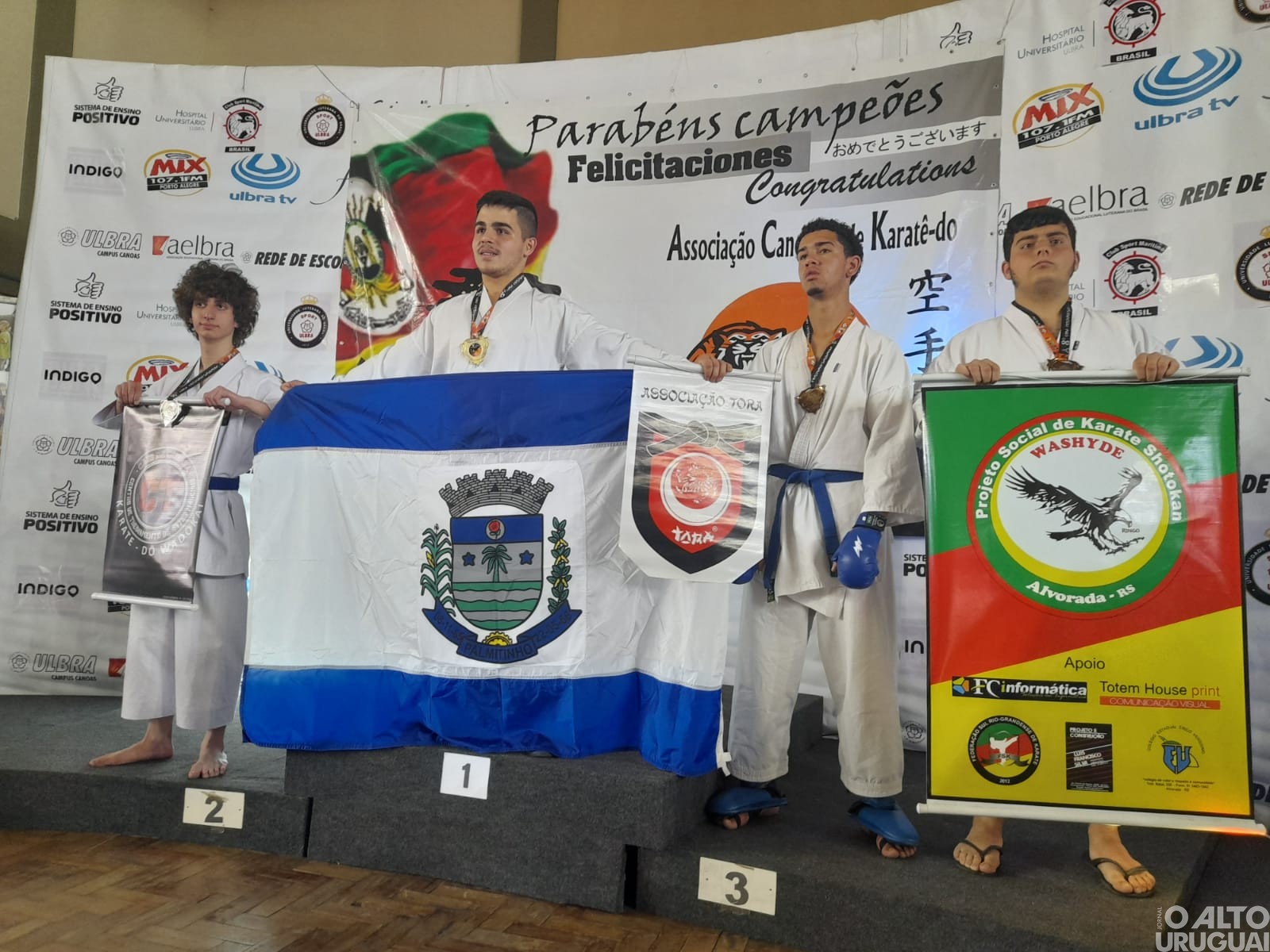 Carateca de Palmitinho conquista medalhas