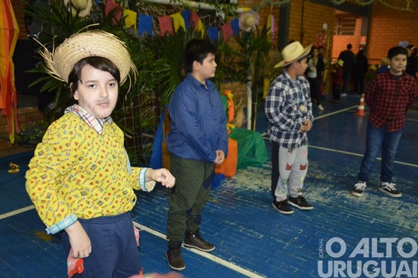 Festa Junina da Escola Irmã Odila Lehnen reúne comunidade em noite de alegria e tradição