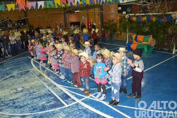 Festa Junina da Escola Irmã Odila Lehnen reúne comunidade em noite de alegria e tradição