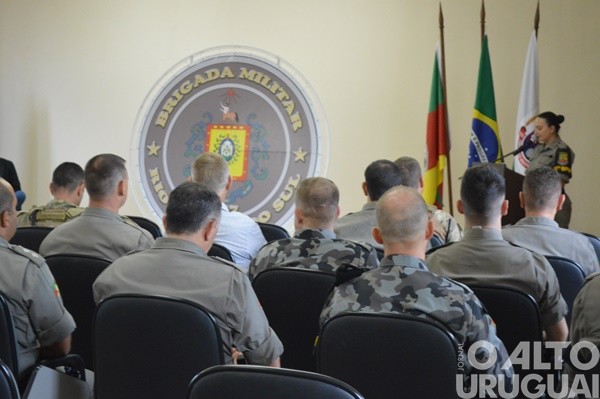 Autoridades são homenageadas pelo 37º BPM