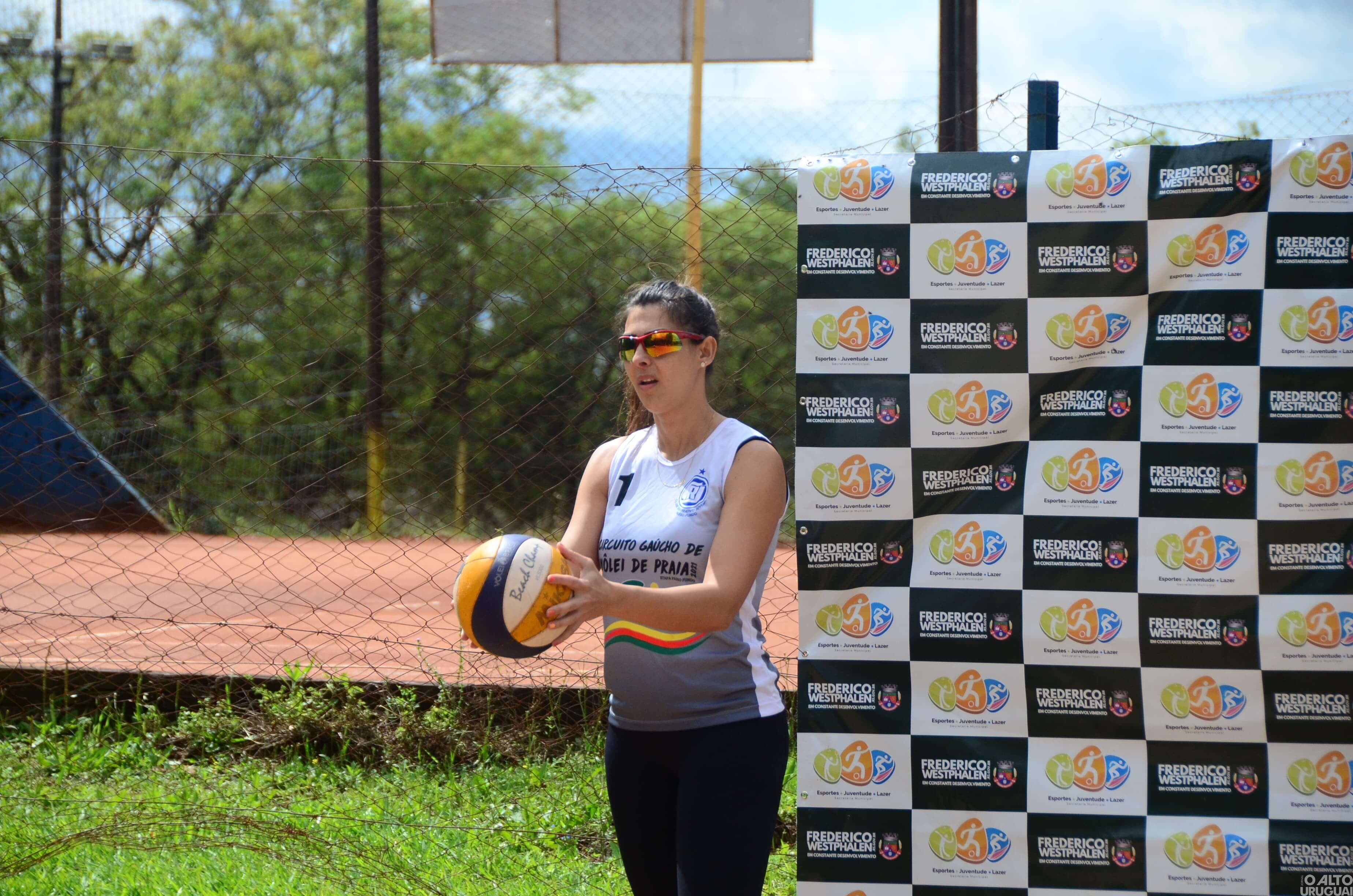 Torneio de vôlei de areia reúne duplas de diversos municípios em FW