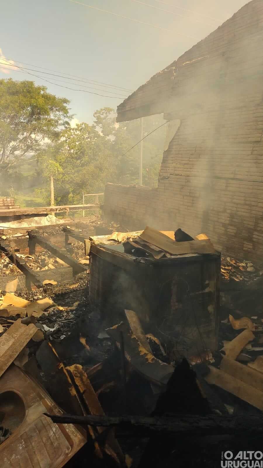 Caiçara: casa é destruída por incêndio na linha Baldissera e família pede doações