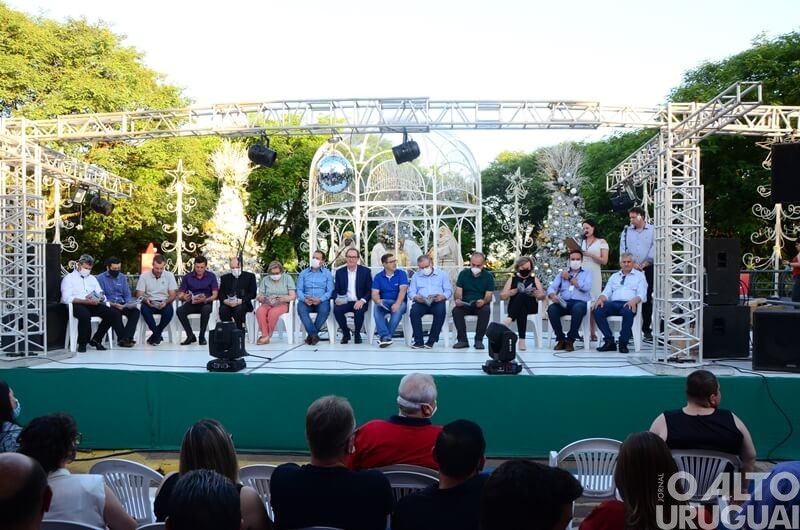 Lideranças de vários municípios prestigiam abertura da 1ª Feira Regional das Agroindústrias