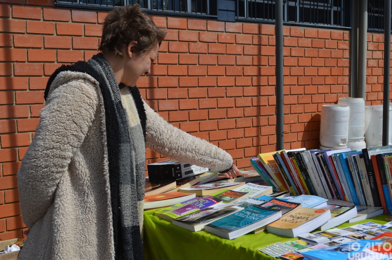 Feira do Livro da Escola Caiçara recebe grande público no primeiro dia