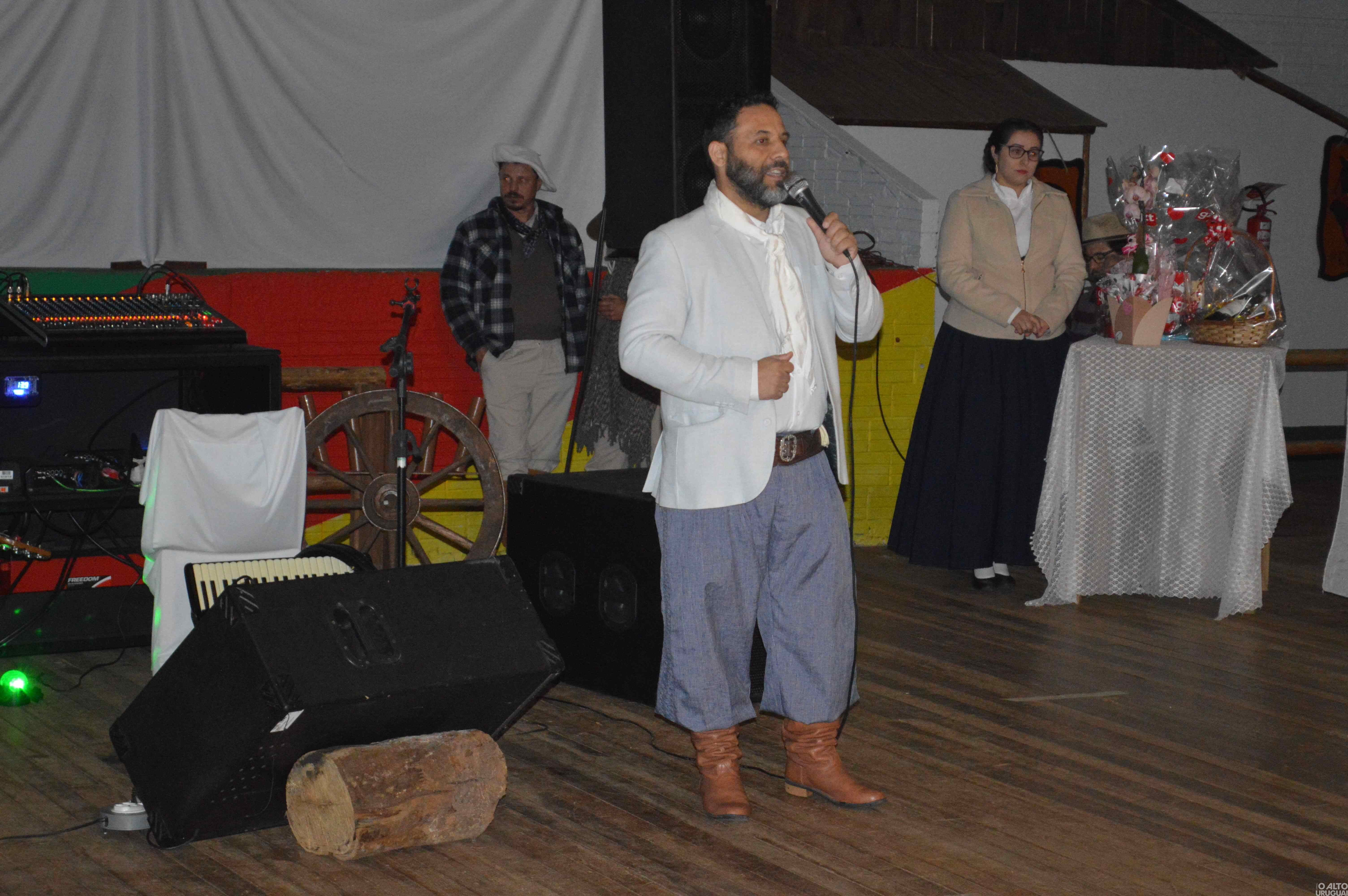 Noite do Galanteio reúne casais no CTG Rodeio da Querência