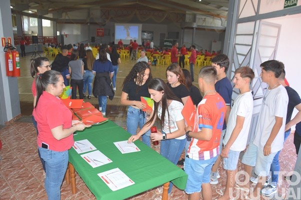 Evento realizado pela Creluz em Pinhal marca o Dia da Árvore