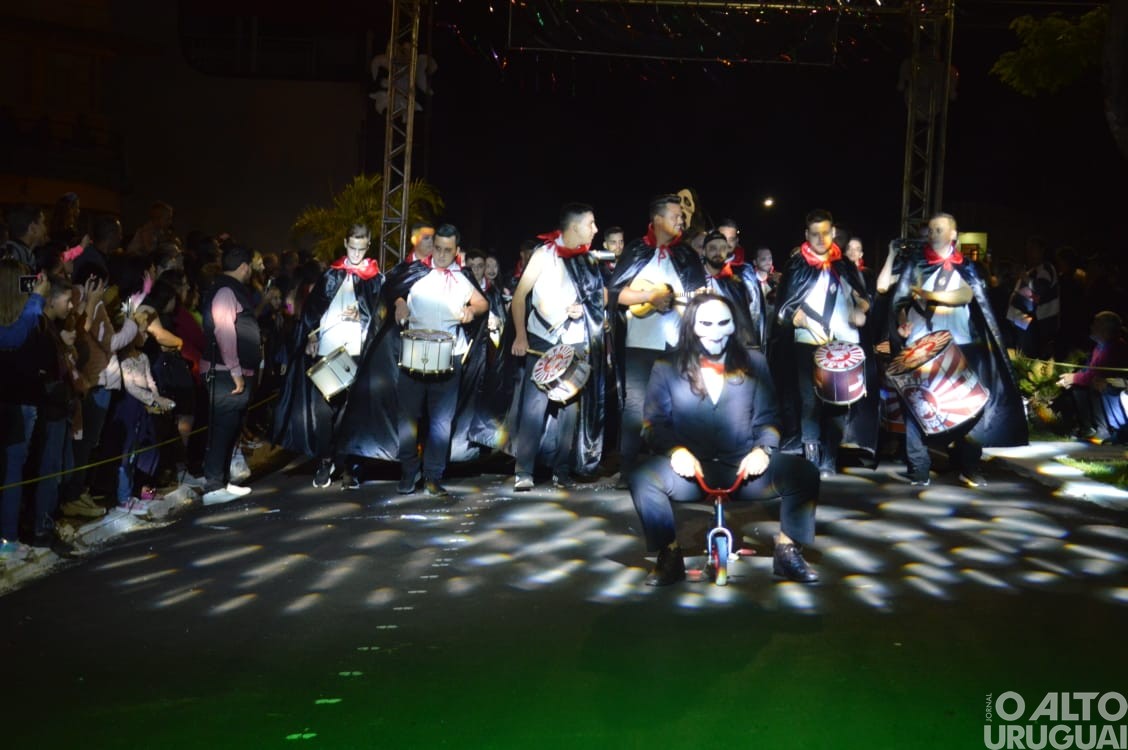 Desfile de rua do Carnaval Regional de Iraí reúne grande público