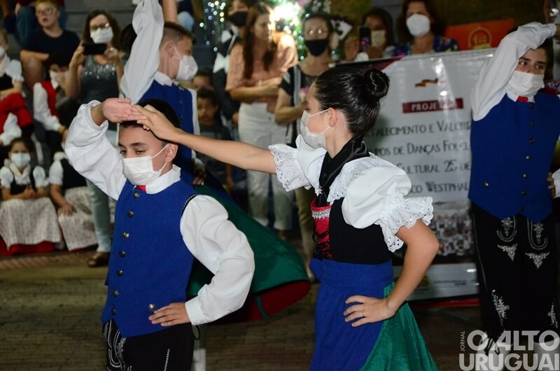 Apresentações do Centro Cultural 25 de Julho marcam noite do Frederico em Luz