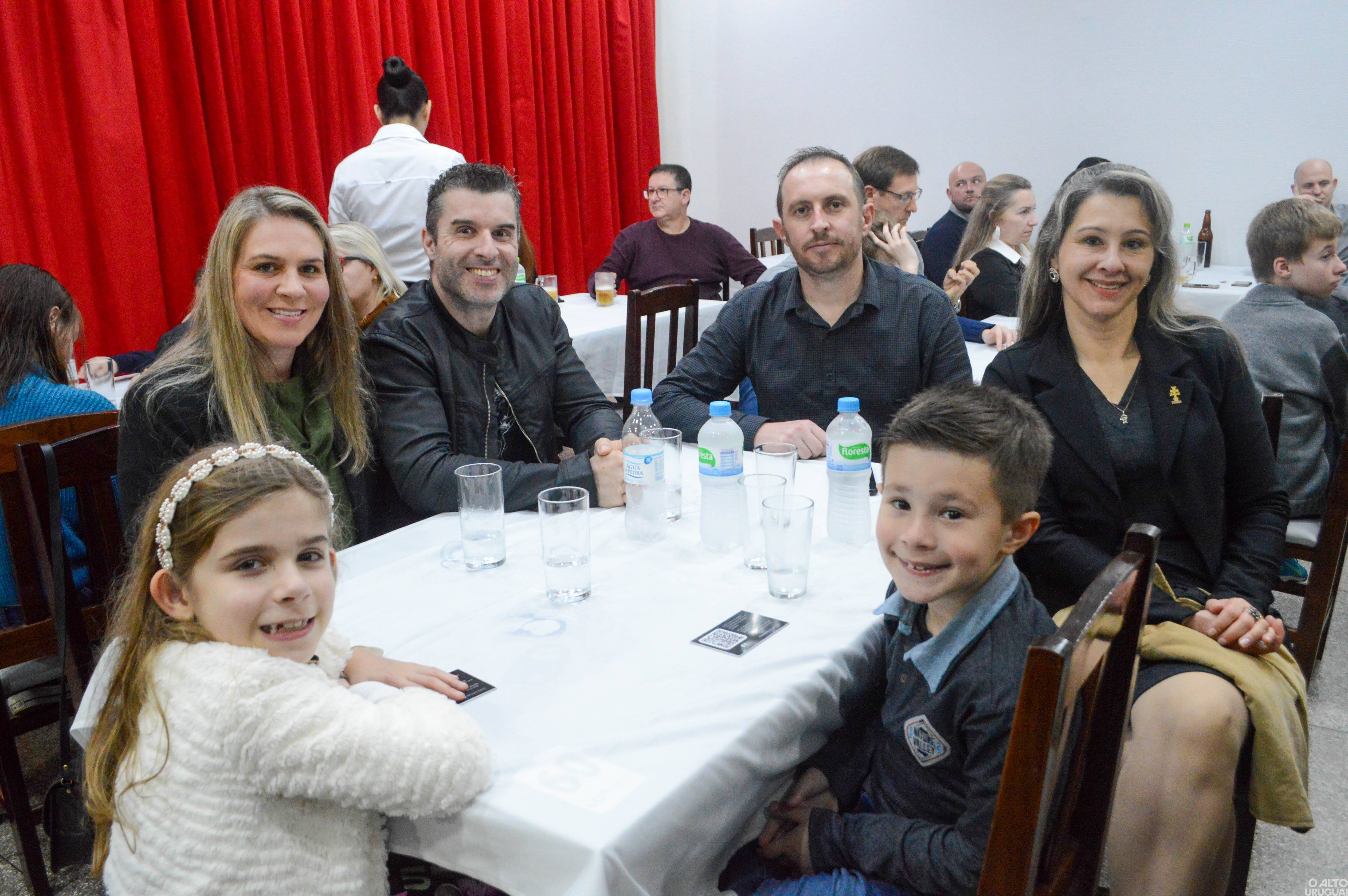 Novas diretorias dos Rotarys tomam posse em FW