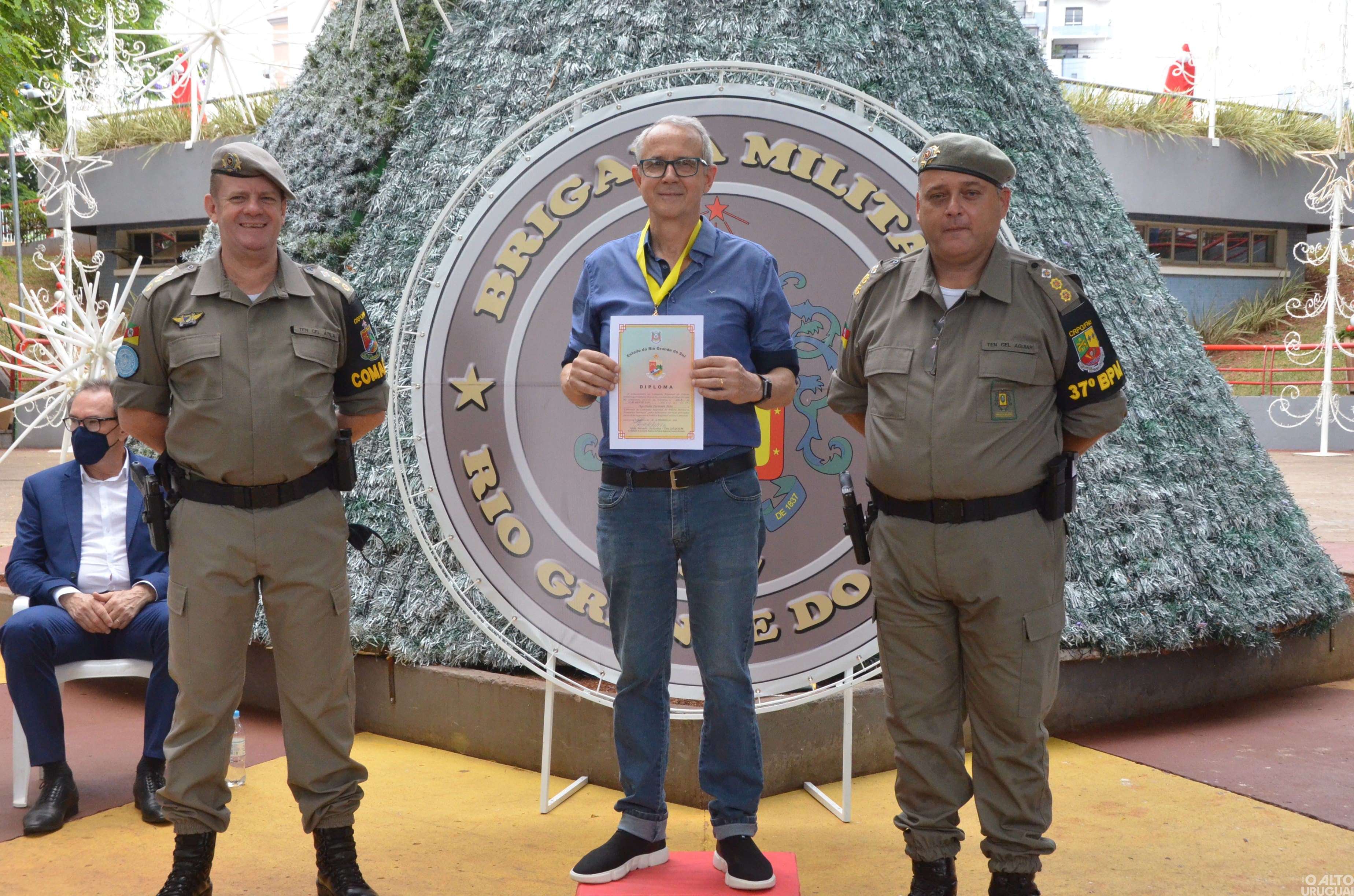 37º BPM realiza cerimônia de entrega de comendas a homenageados