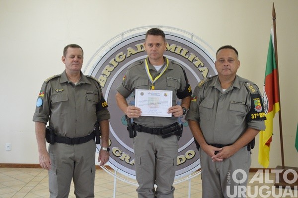 Autoridades são homenageadas pelo 37º BPM