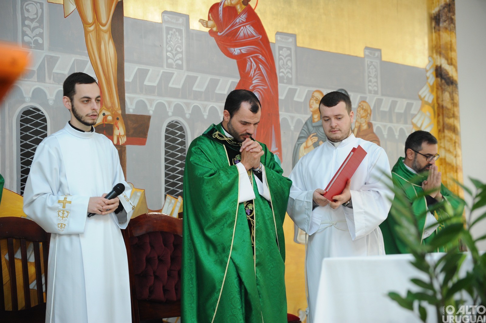 Fiéis participam da primeira missa de Gustavo Balestrin em FW