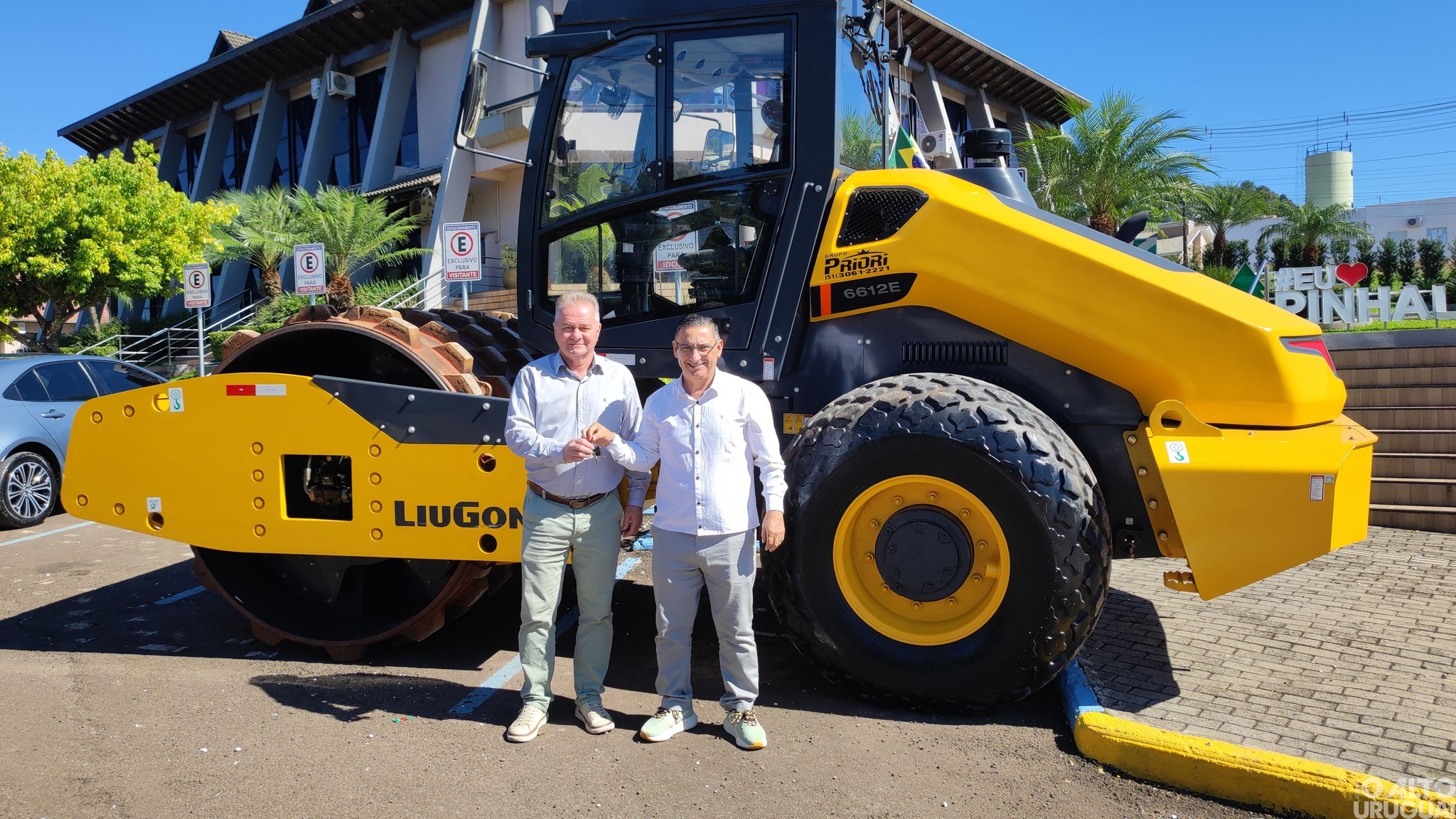 Pinhal adquire rolo compactador