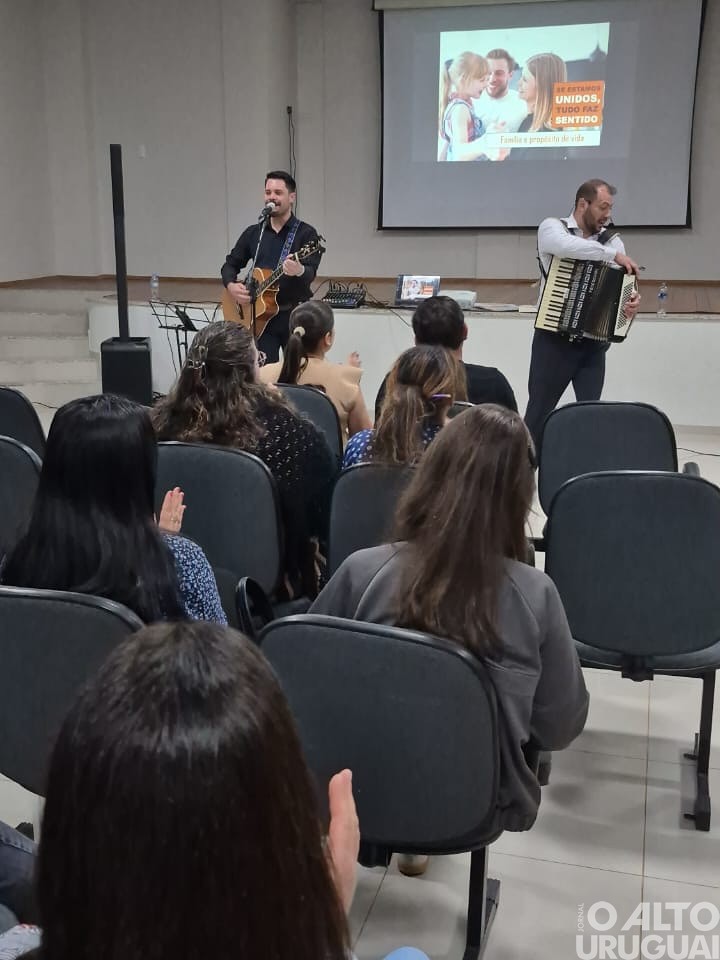 Alunos e famílias participam de palestra-show em Taquaruçu do Sul