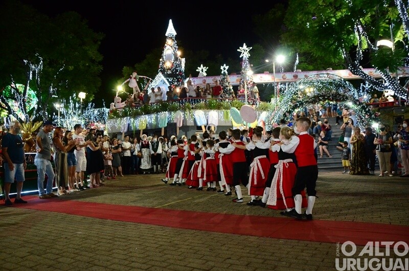 Apresentações do Centro Cultural 25 de Julho marcam noite do Frederico em Luz