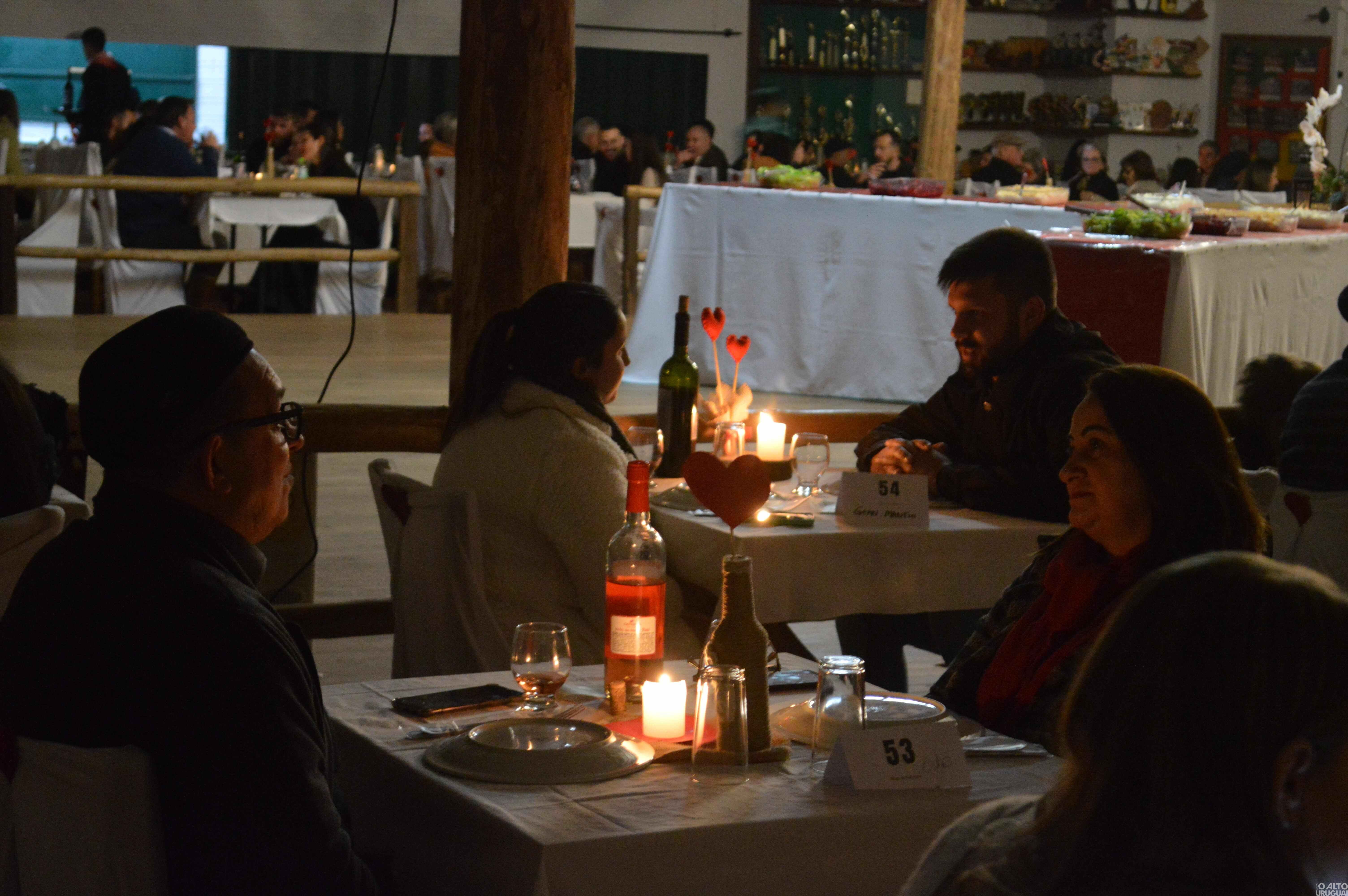 Noite do Galanteio reúne casais no CTG Rodeio da Querência