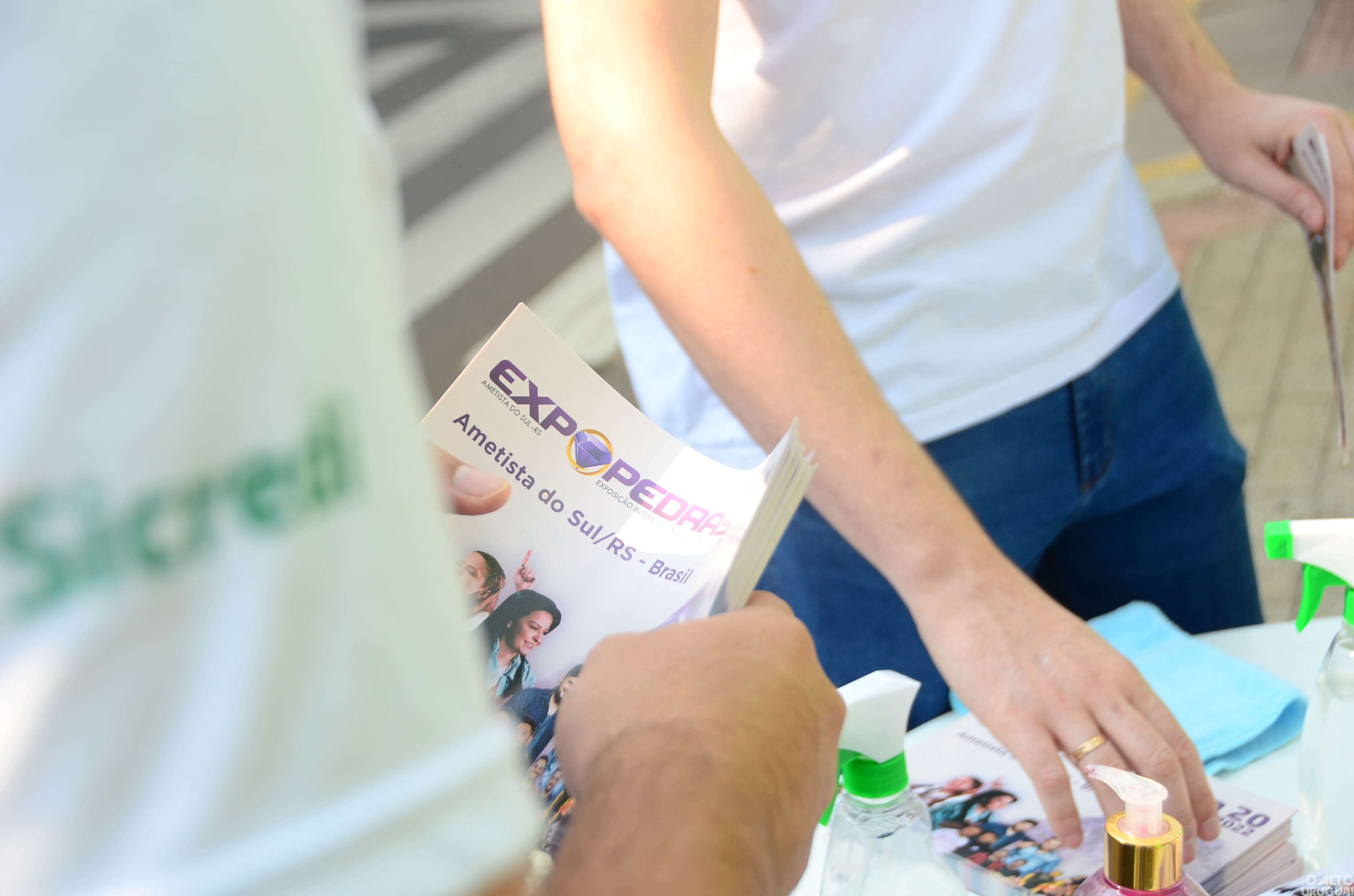 Organização da Expopedras realiza adesivaço em FW