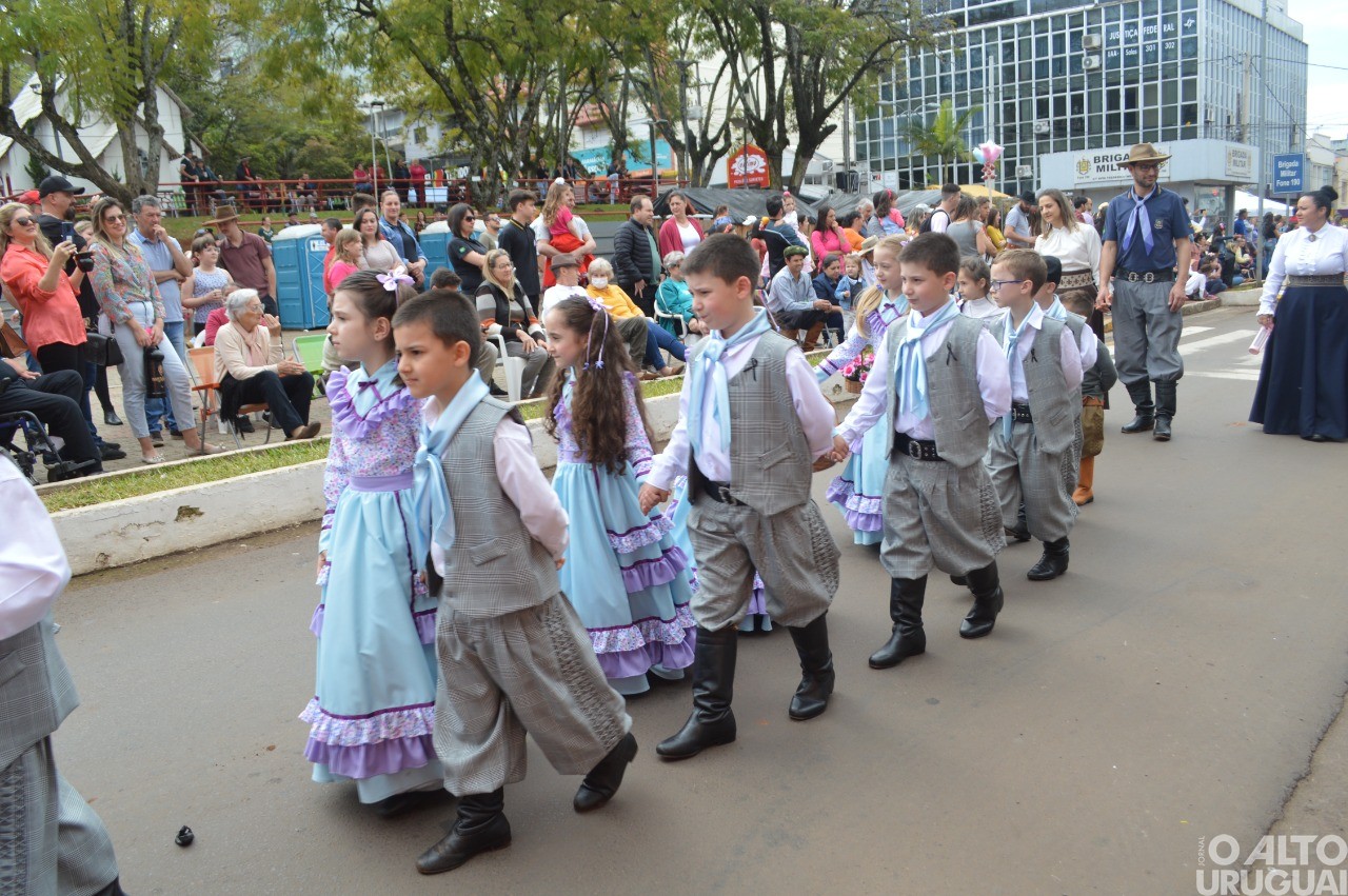 Desfile Farroupilha encerra festejos de FW