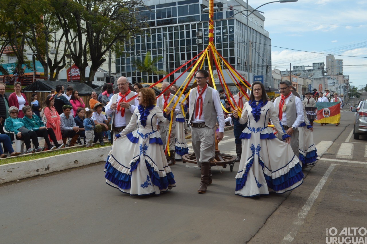 Desfile Farroupilha encerra festejos de FW