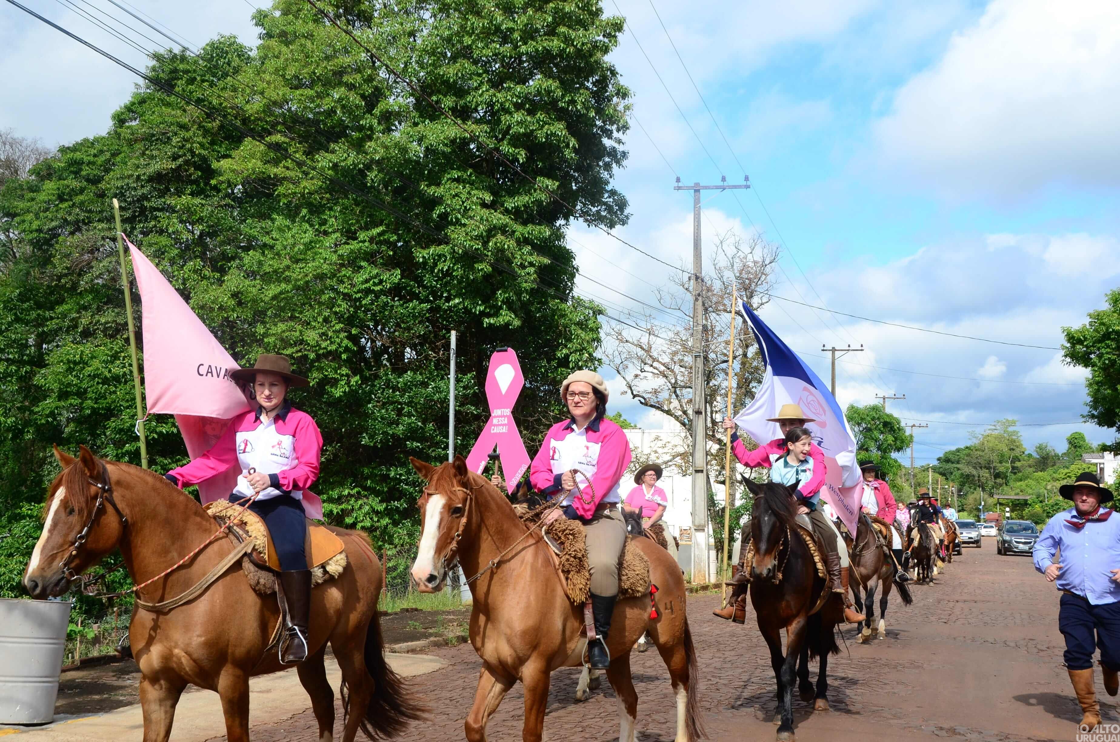 CTG Rodeio da Querência promove cavalgada alusiva ao Outubro Rosa