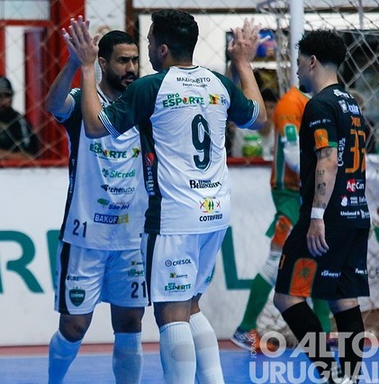 Guarani goleia AEF e segue vivo na luta contra o rebaixamento