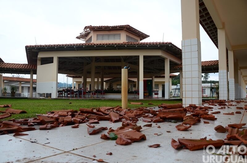 Vendaval em Pinheirinho do Vale: aulas na Escola Padre Augusto Dalcin retornarão na terça-feira