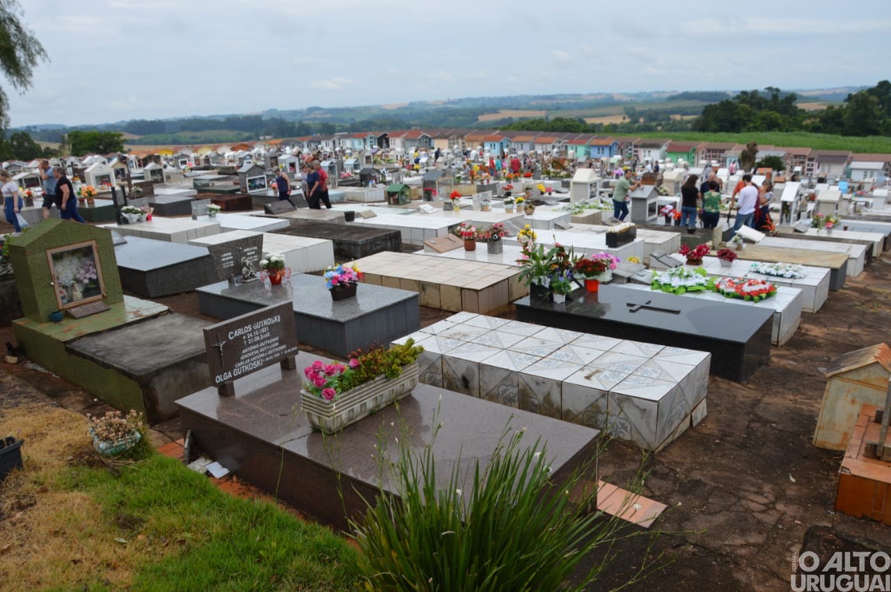 Centenas de pessoas homenageiam entes falecidos neste Dia de Finados
