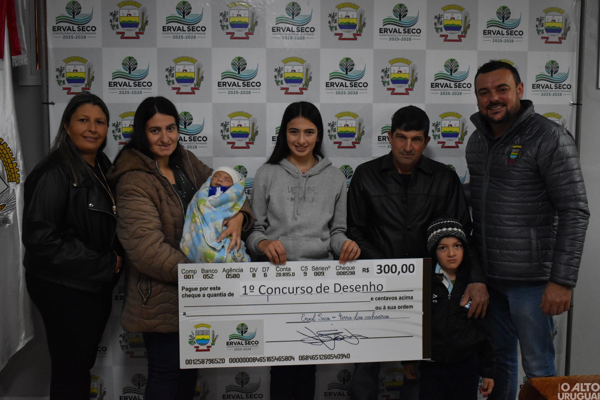 Prefeitura de Erval Seco entrega vales-compras a alunos vencedores de concurso de desenhos